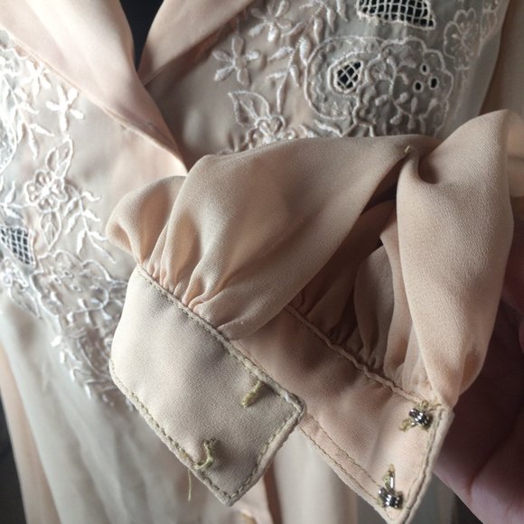 Vintage victorian inspired cream small blouse with embroideries and long sleeves - Picture 4 of 5